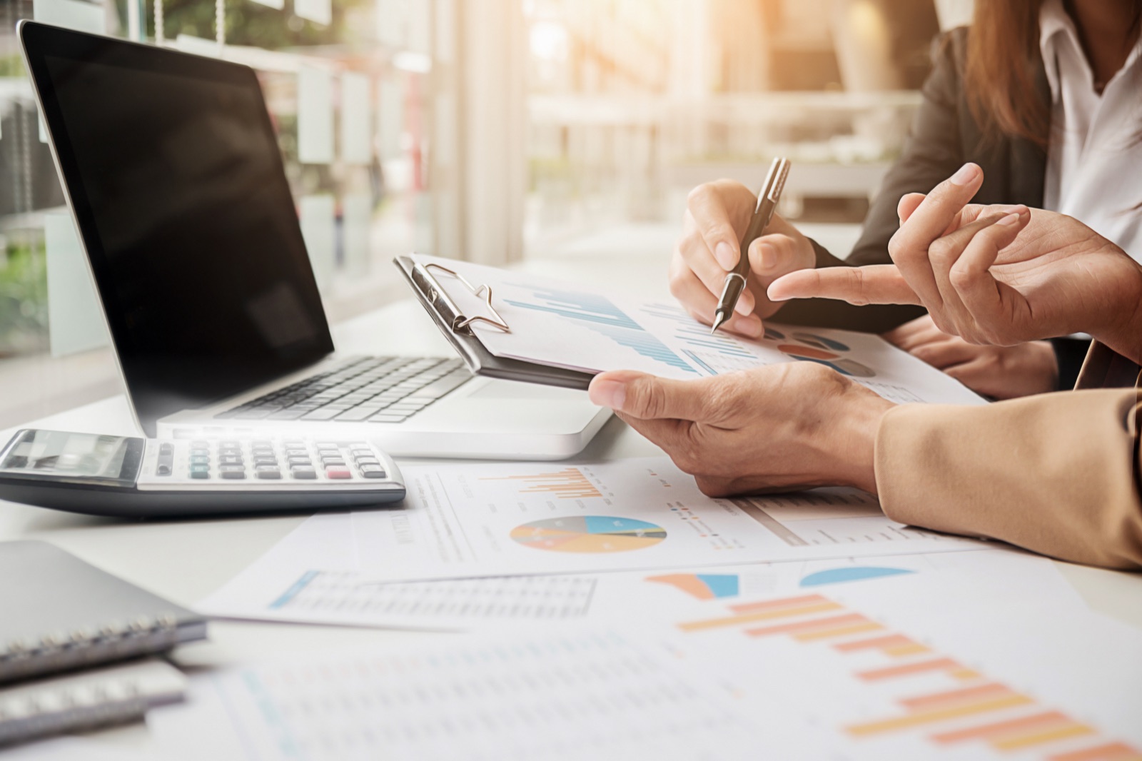 Profesional trabajando con información financiera